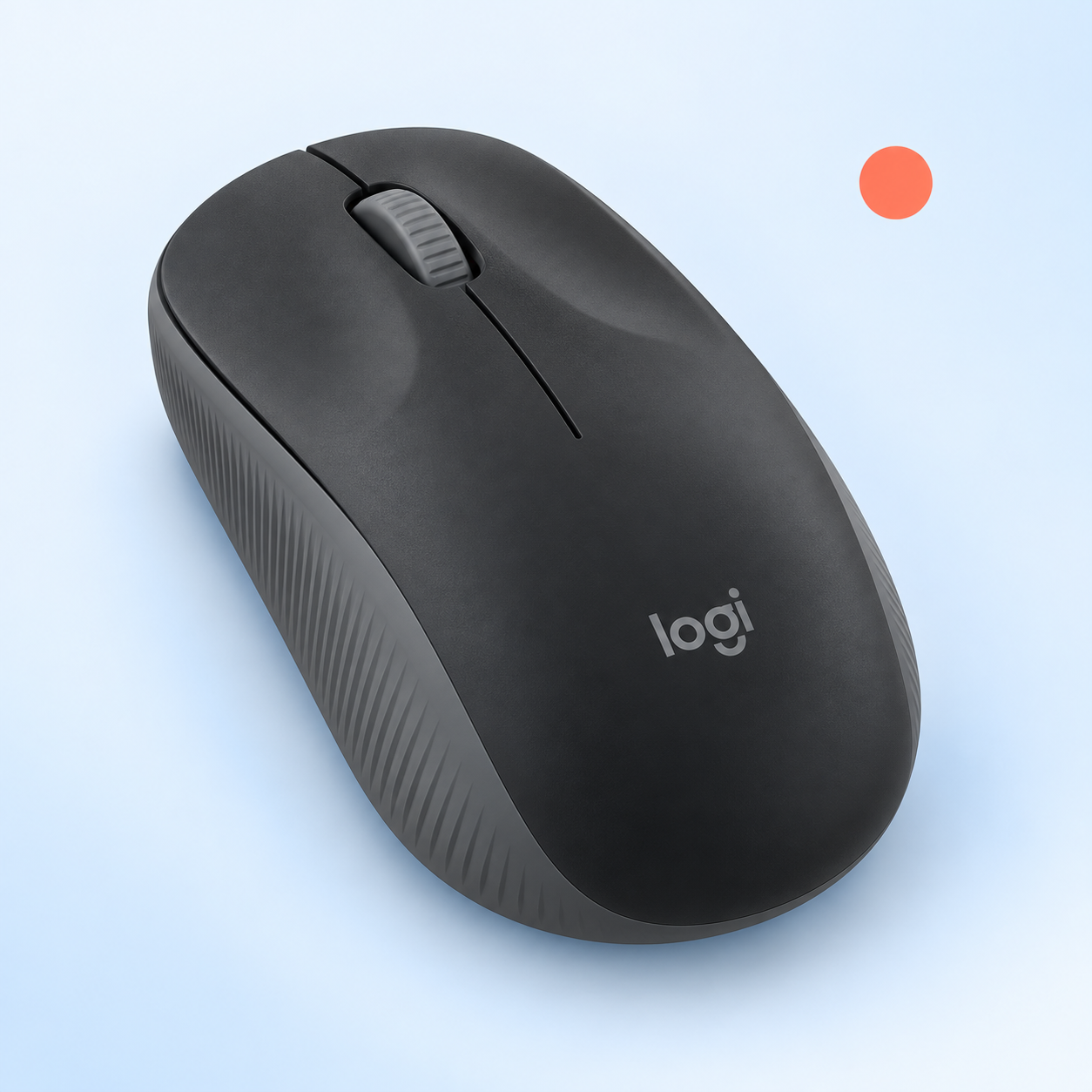 Ilustração gerada por IA do mouse Logitech M190 cinza, com roda e laterais cinza texturizadas, sobre fundo azul-pálido com acento coral.