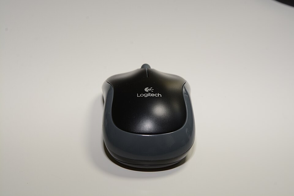Foto real de um mouse Logitech M185 preto com contorno cinza